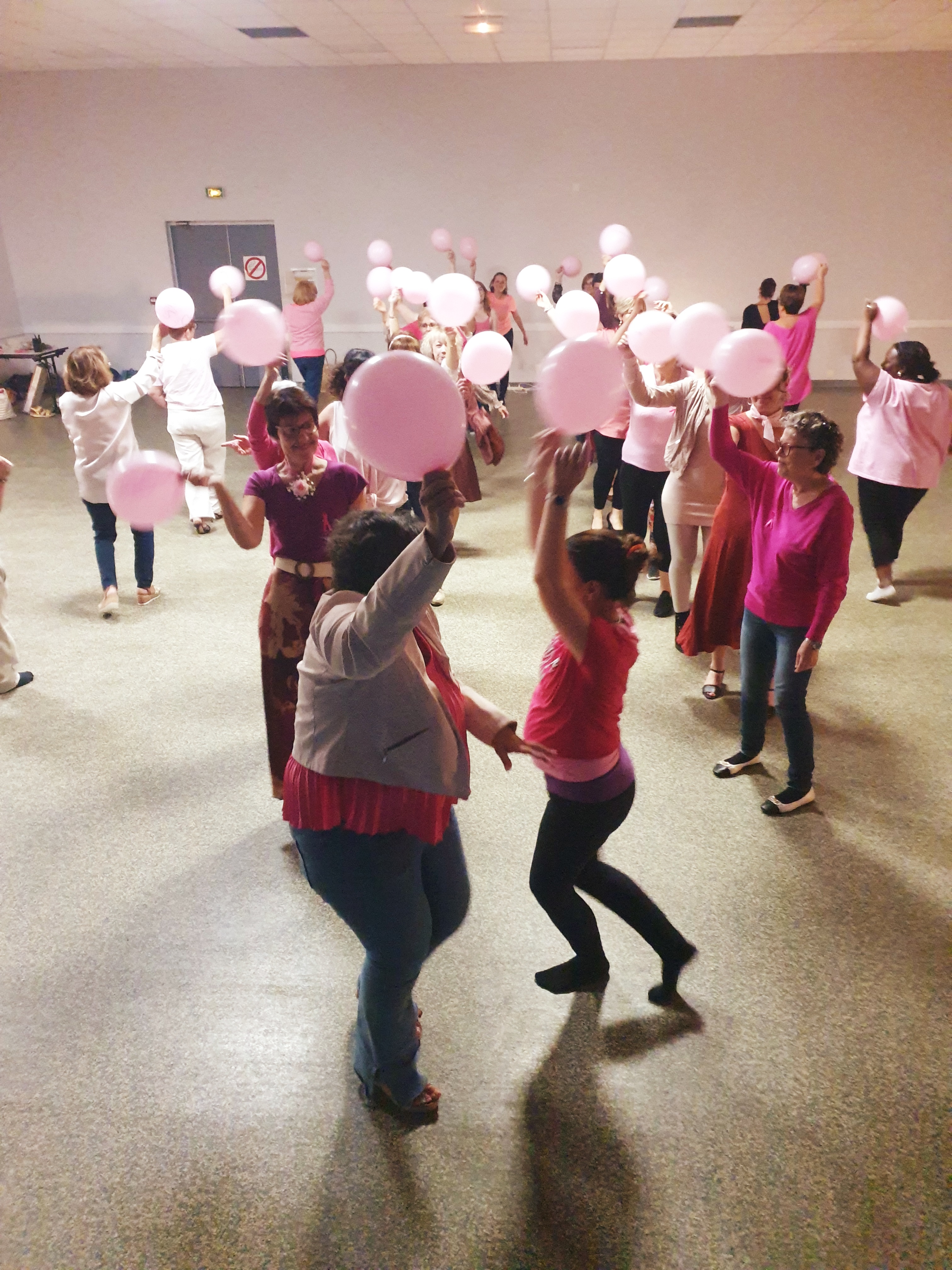 [Photo : danseuses en mouvement pendant l'atelier du Thou, salle des fêtes en soirée]