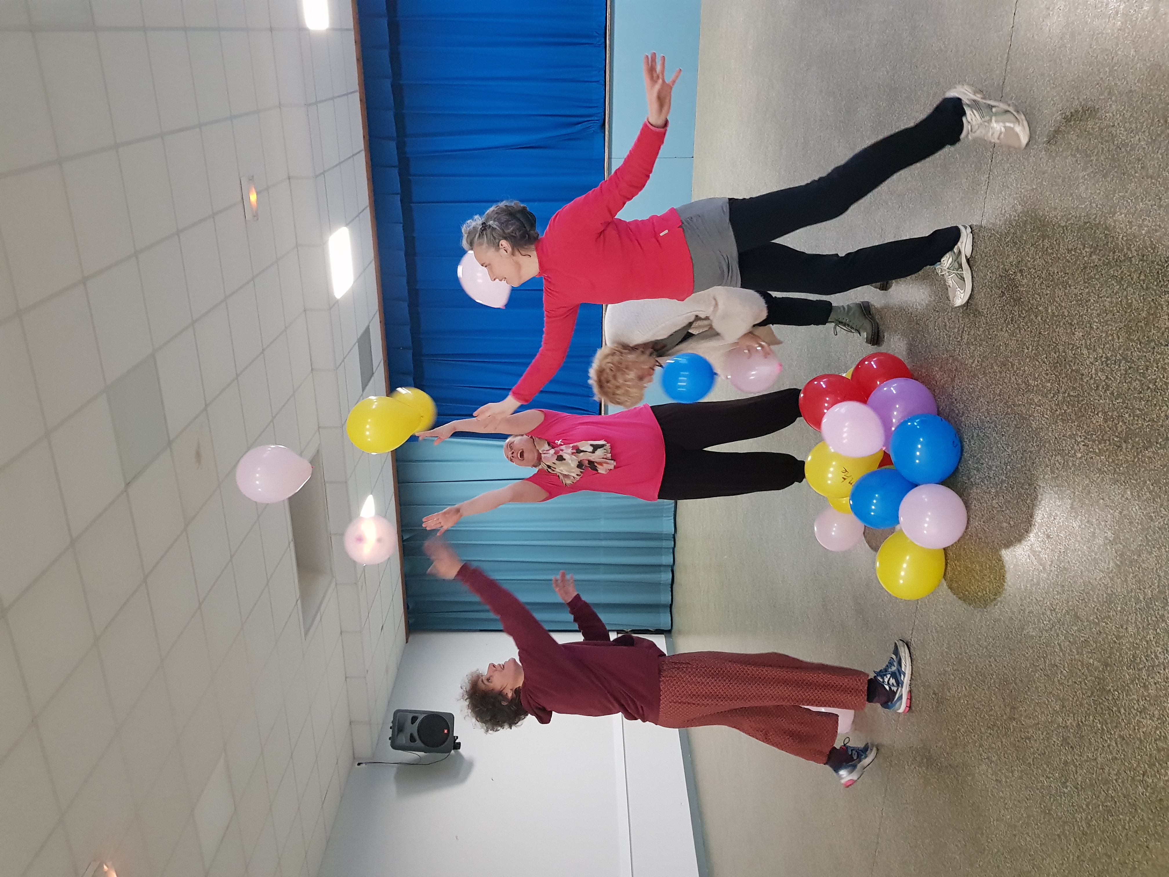 [Photo : la salle des fêtes du Thou transformée en piste de danse]