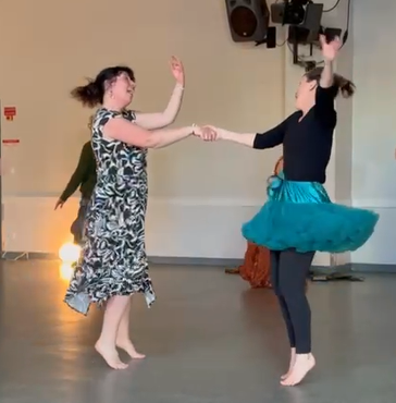 [Photo : groupe de danseuses posant après un atelier, complicité]
